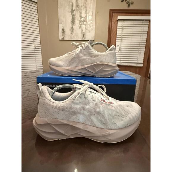 Womens Size 7.5- ASICS Novablast 5 Wide White Fawn No Insoles - Picture 3 of 7